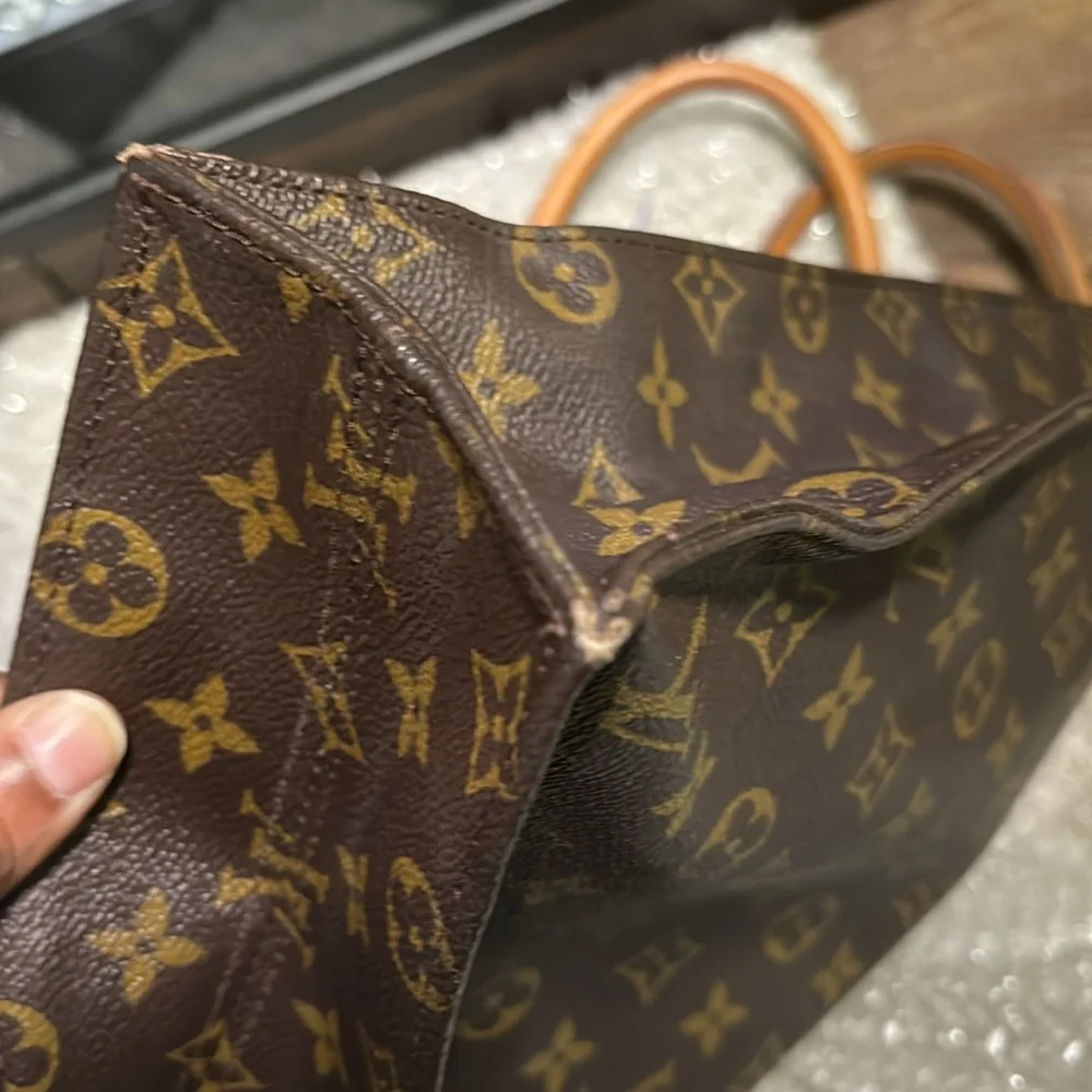 Louis Vuitton tote, rolled handles. Open top. - Picture 10 of 15